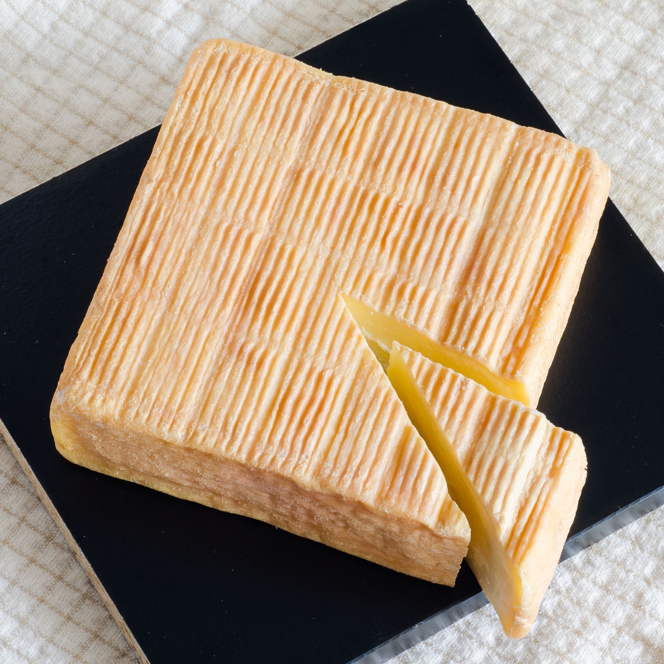 Maroilles : Fromage AOP Maroilles, photo fromage du Nord à croûte lavée