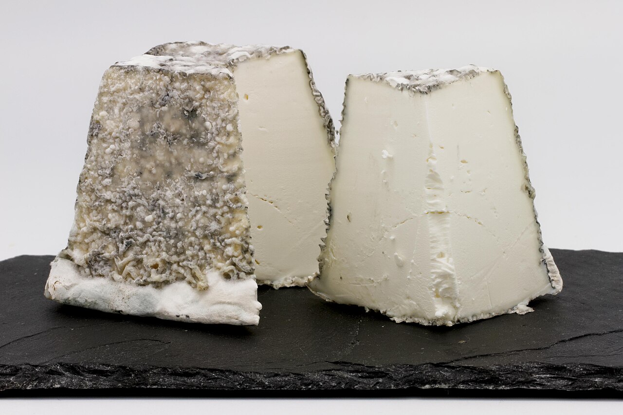 Valençay : Fromage AOP Valençay, photo fromage pyramidal de chèvre du Berry